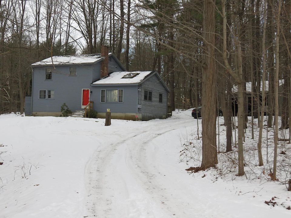 Coveted Eliot Rental next to town park, trails and boat launch on 1.5 acres