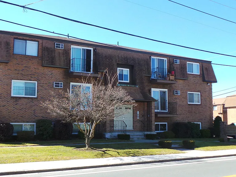 68 Woonasquatucket Ave — Photo 2