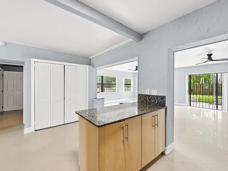 740 E Evanston Cir — Photo 19