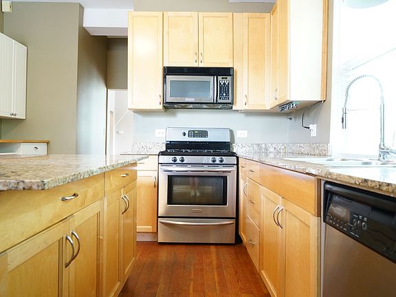 3rd image of 3134 N Leavitt St Floor 2