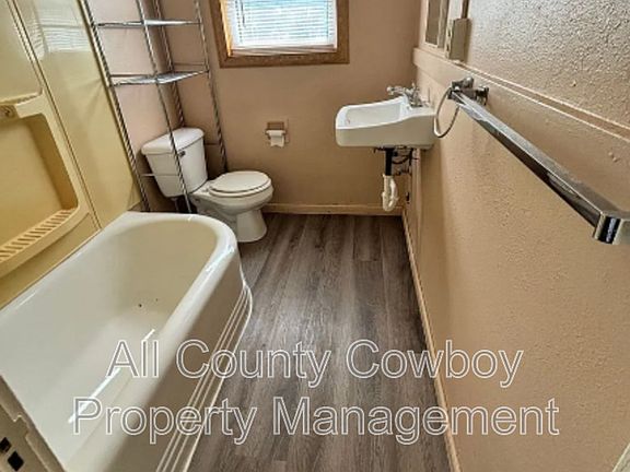 4th image of 513 E Custer St
