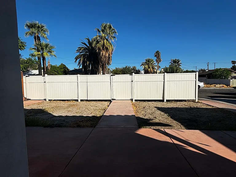 607 E Calle Roca — Photo 2