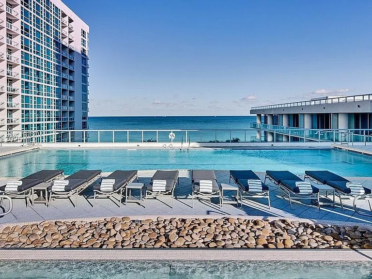 6801 Collins Ave #LPH05 — Photo 36
