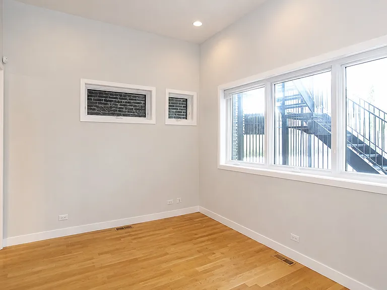 813 N May St — Photo 6