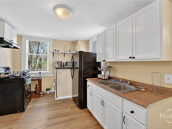4th image of 901 W 52nd Street