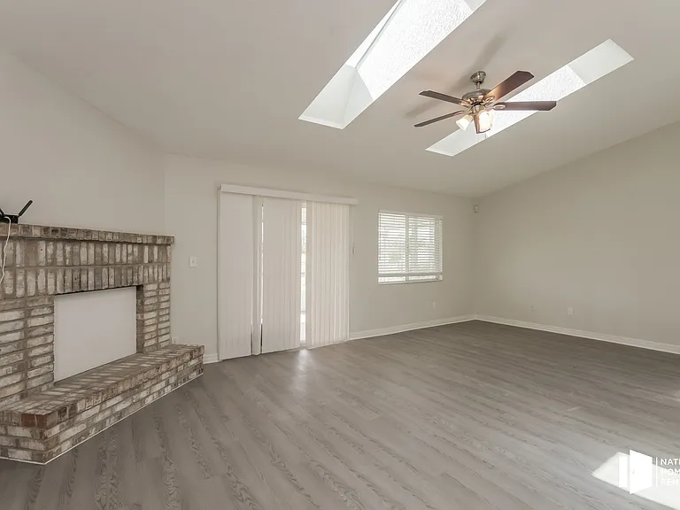 1081 Gary Dr — Photo 6