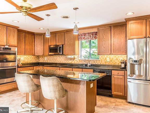 Kitchen w/ Granite