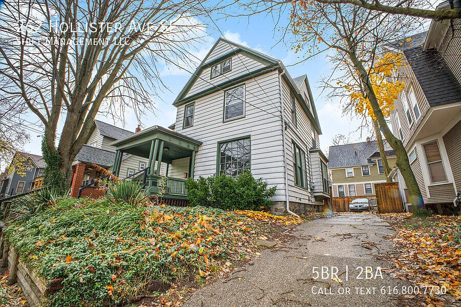 Darling 5 Bedroom With Tons Of Character! — Photo 3
