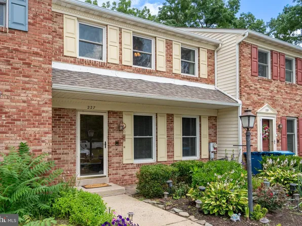 227 Grove Cir #60, Sellersville, PA 18960