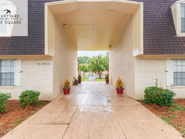 Courtyard Off the Square Apartments