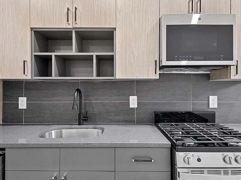 183 Green St #2R — Photo 2