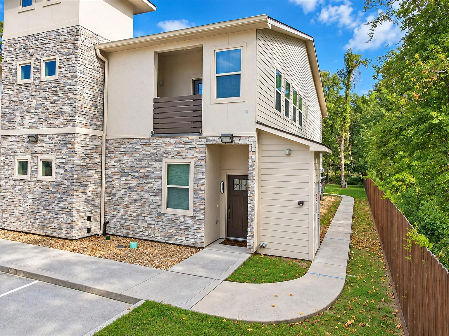 2 bed, 2.0 bath, 1193 sqft, $1,950 — Photo 2