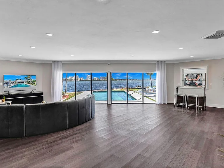 9101 N Bayshore Dr — Photo 13