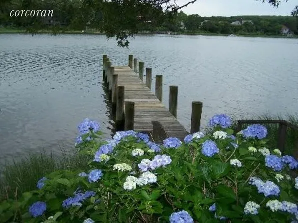 2 Bluff Point Ln, Sag Harbor, NY 11963