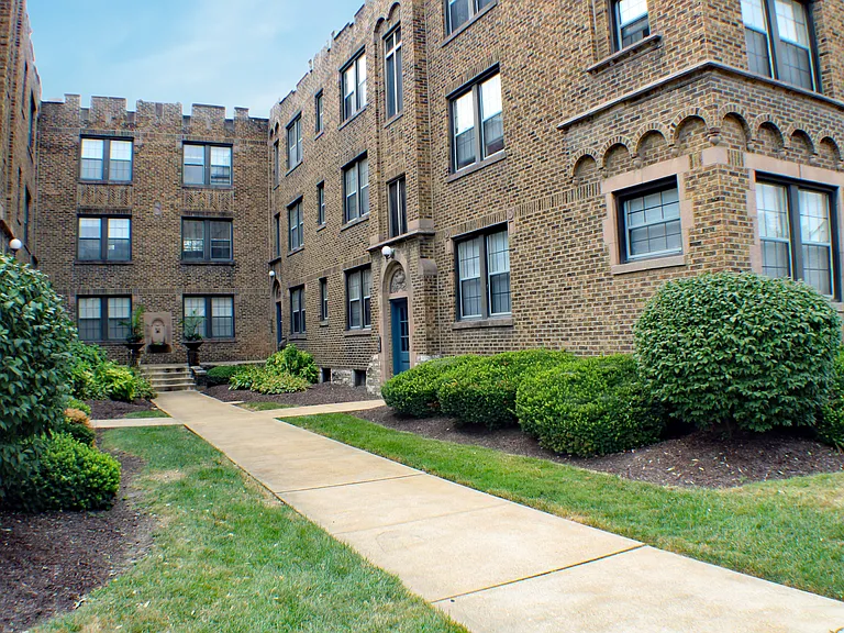 6724-6730 Clayton Ave — Photo 3