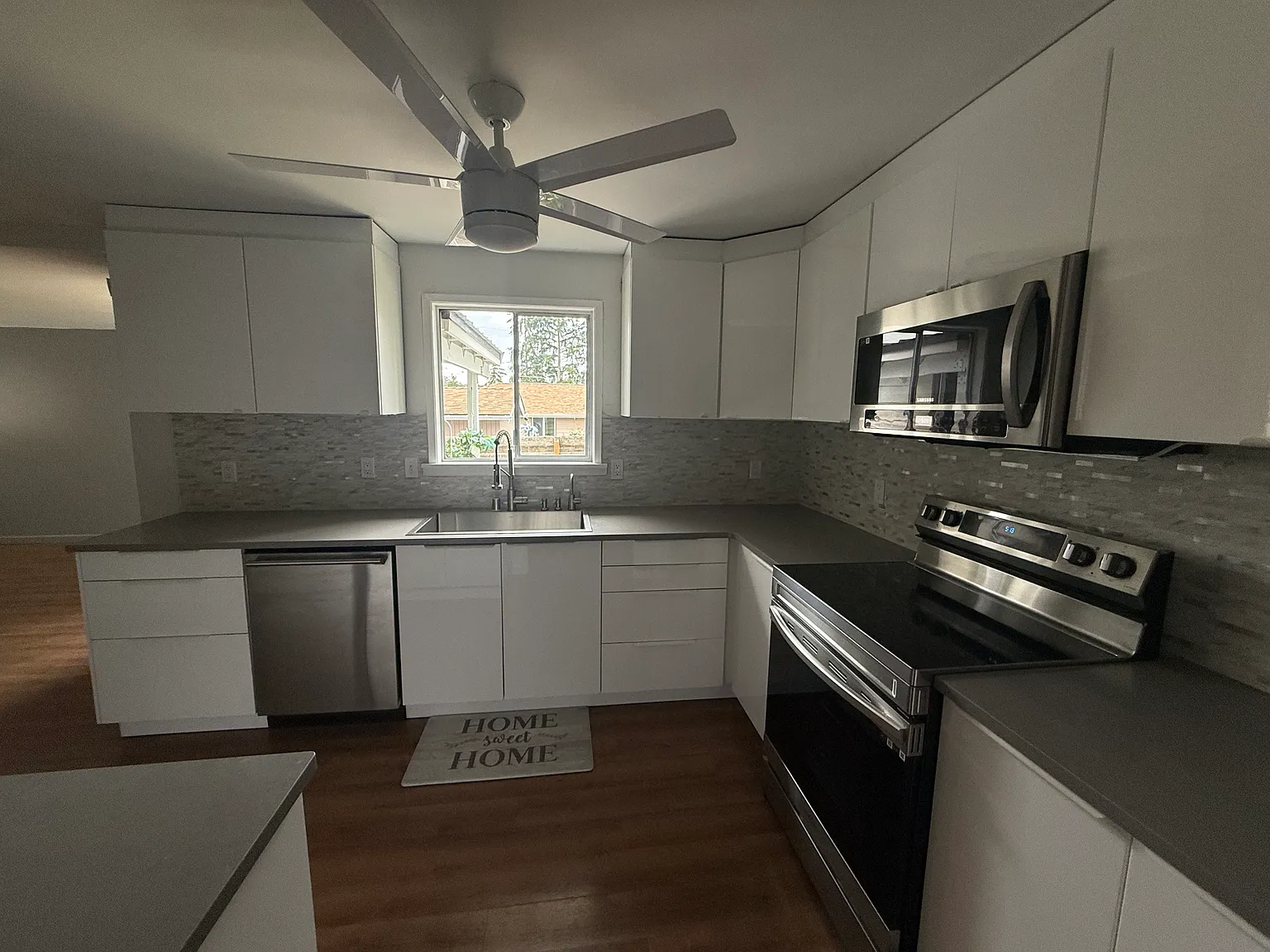 3 bed, 1360 sqft, $3,500 — Photo 4