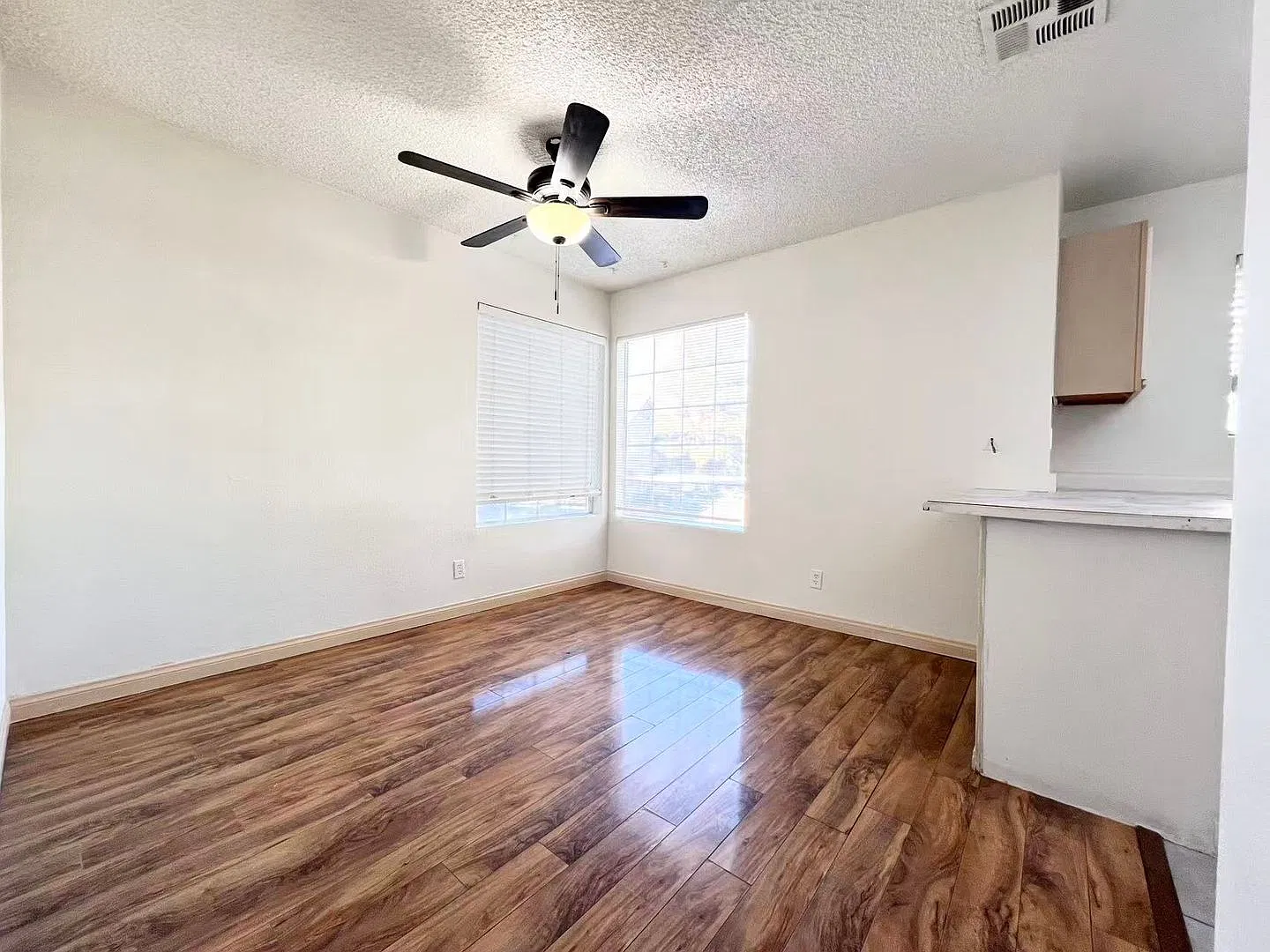 Cozy condo with 3 bedrooms and 2 bathrooms — Photo 3