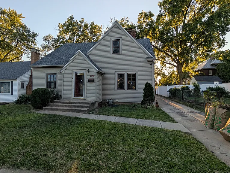 107 Court Dr — Photo 2