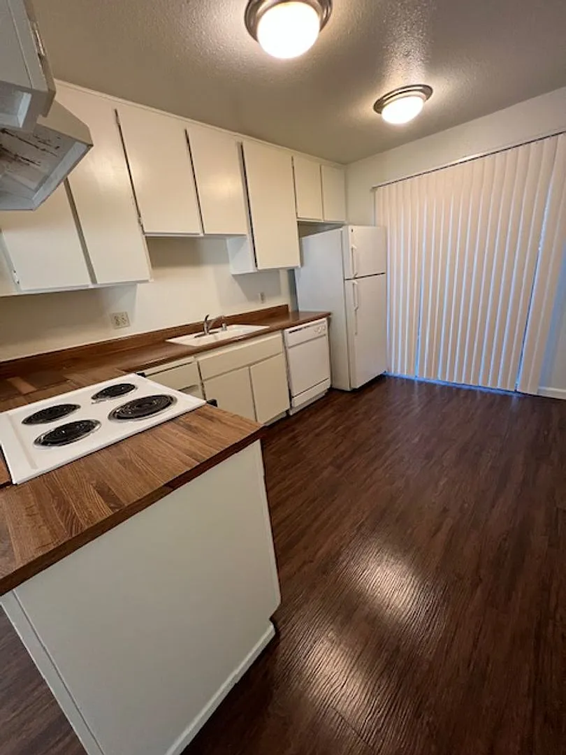 Building Photo - 8593 Greenback Ln