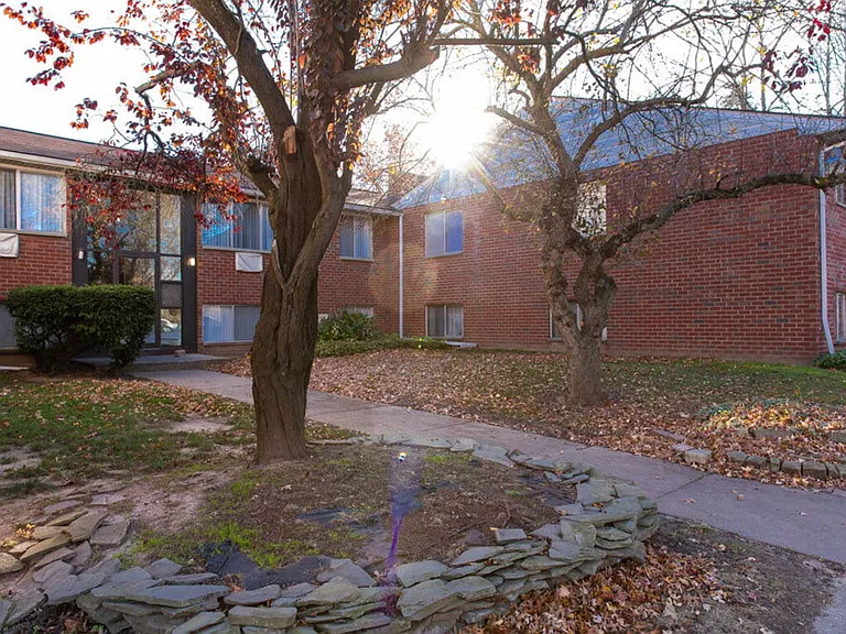 Northside Manor Apartments — Photo 4