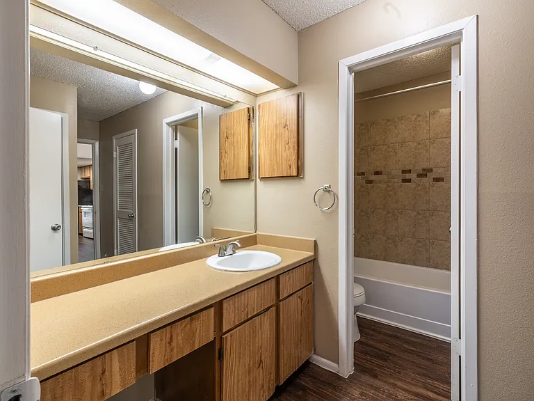 Sutton House Apartments — Photo 37