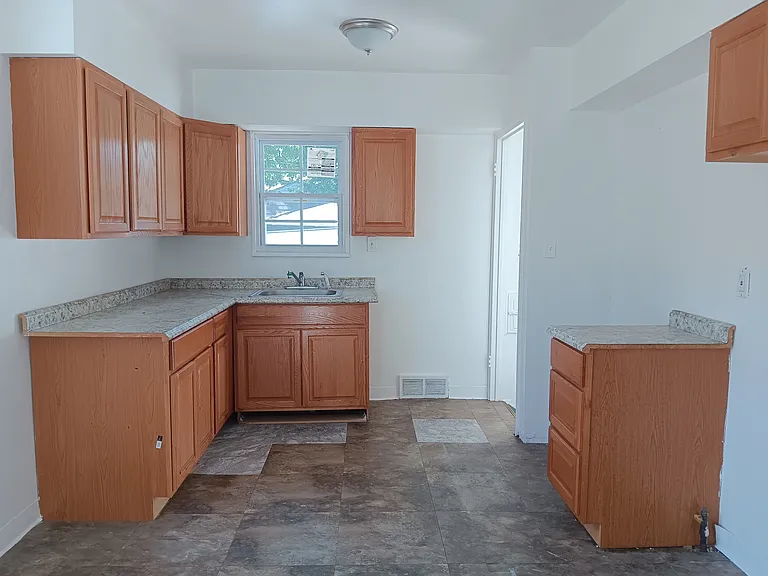 12405 Emery Ave — Photo 7