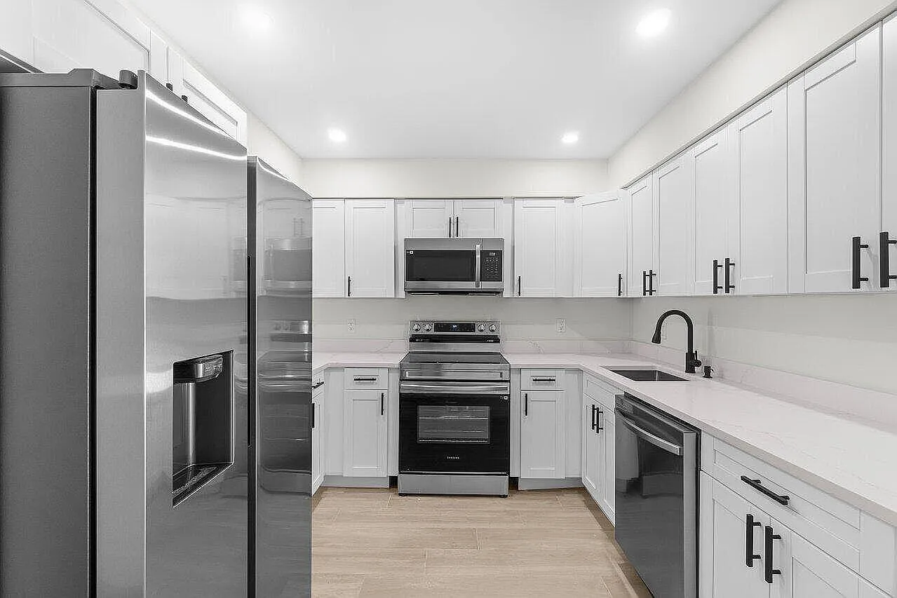 3 bed, 2.0 bath, 1199 sqft, $3,800 — Photo 3