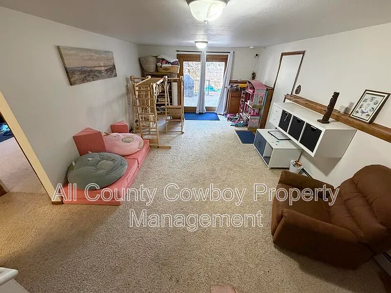 328 Stuart St — Photo 11