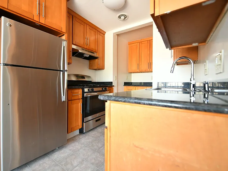 5390 Broadway — Photo 12