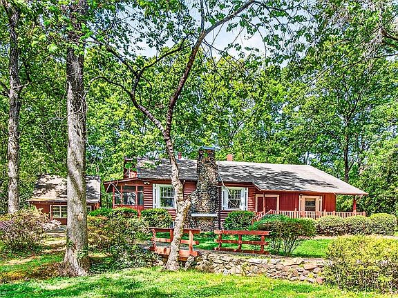 2nd image of 621 Mountain Rd