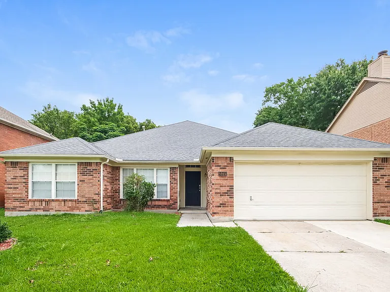 5915 Culross Close — Photo 1