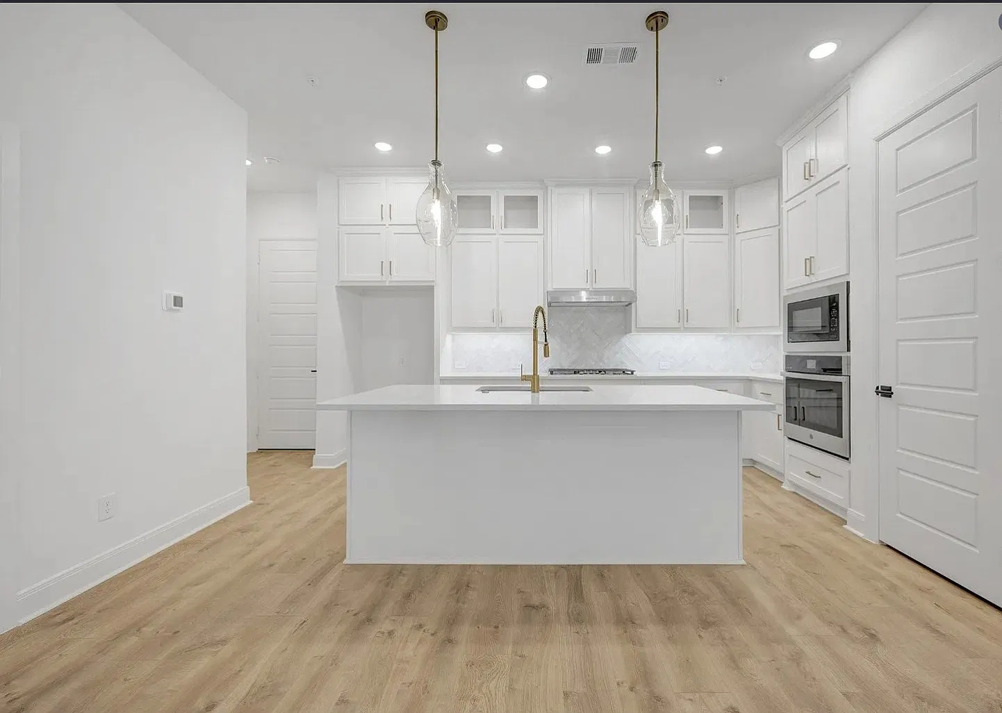 3 bed, 2546 sqft, $4,300 — Photo 3
