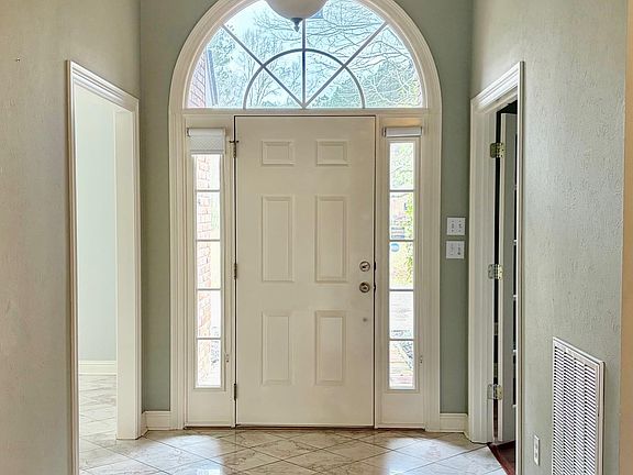 5th image of 392 Tremont Dr