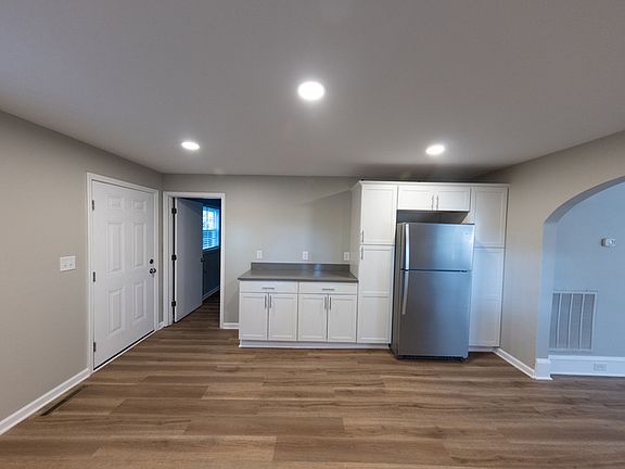 4th image of 216 Sharpe Ave