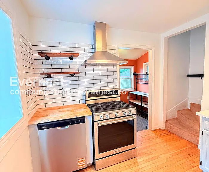 1557 Leroy St — Photo 3