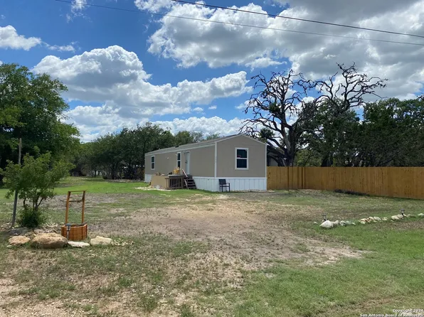 390 RIO LUNA, Bandera, TX 78003