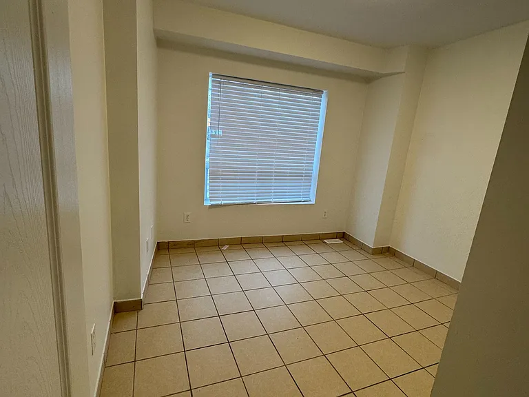1136 Dufferin St #MAIN — Photo 5