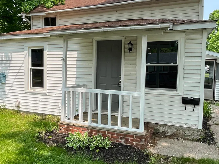 212 W Maple St — Photo 2