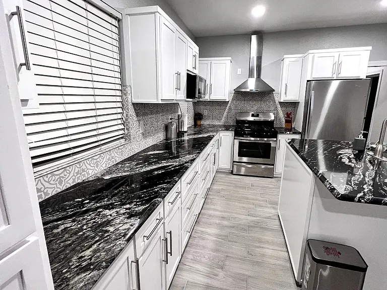Full Kitchen with Dining Table