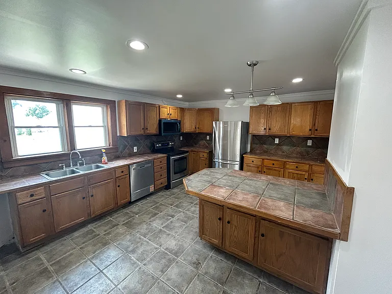 381 Woods Ave — Photo 3