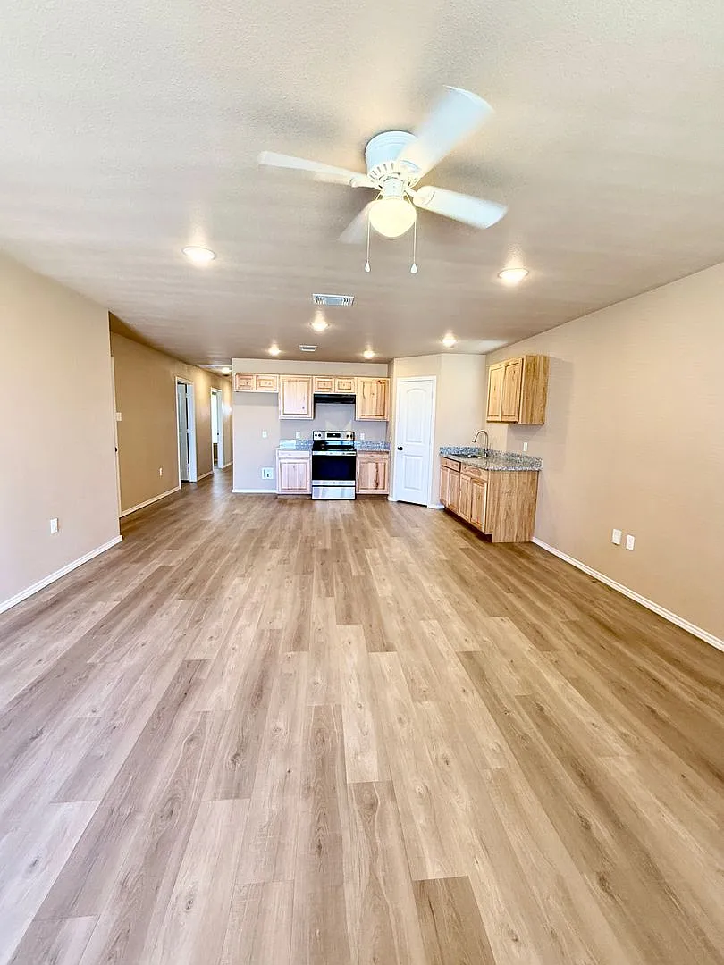 Move In Special 1/2 Off First Months Rent! - Cute 3 Bedroom Home! — Photo 4