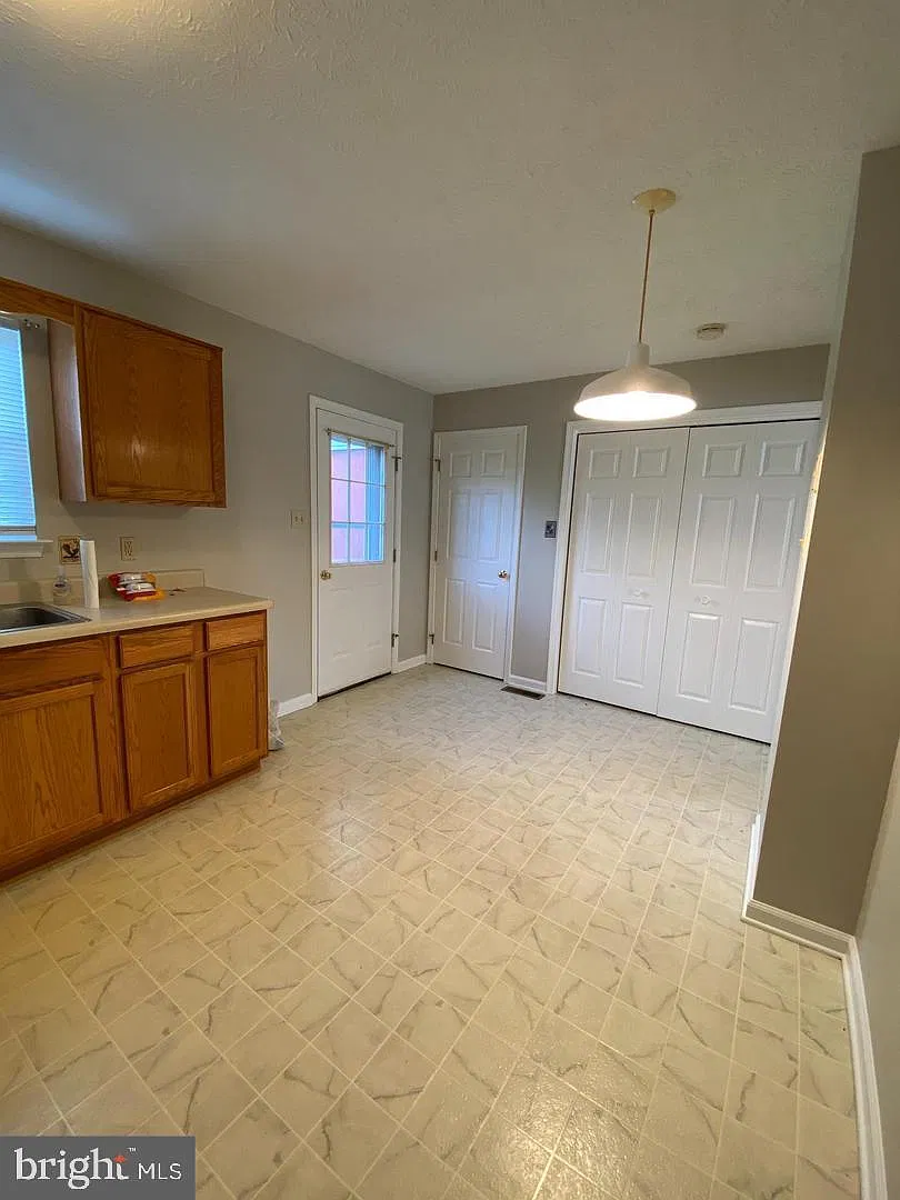 2 bed, 1.5 bath, 894 sqft, $1,600 — Photo 3