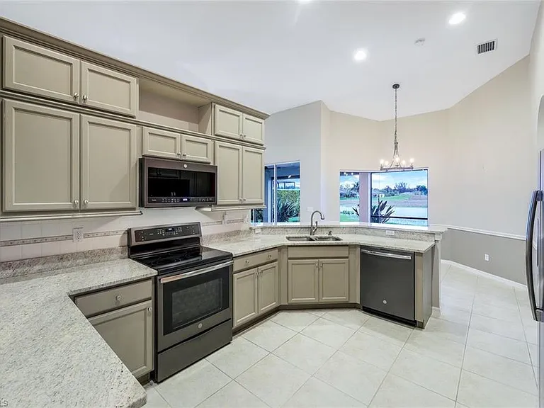 18025 Greenwood Dr — Photo 11