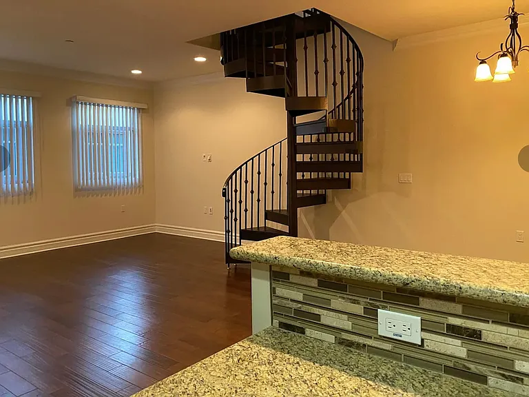 10951 Bloomfield St #Penthouse 1 — Photo 19
