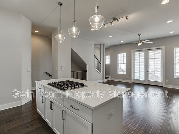 5th image of 721 Taylor Ct NE