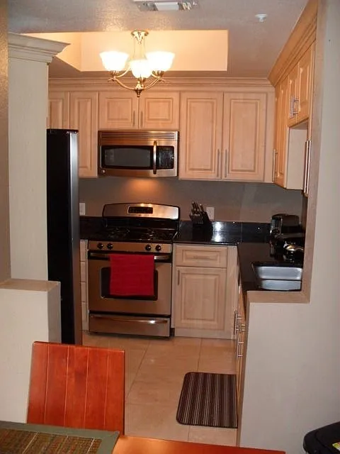 Meridian Luxury Top-Floor Condo with amazing Strip View (Electricity, Gas, and Internet included) — Photo 2