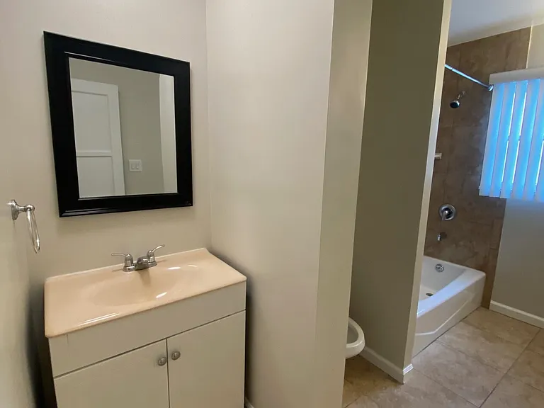 1045 E Carson St #8 — Photo 4