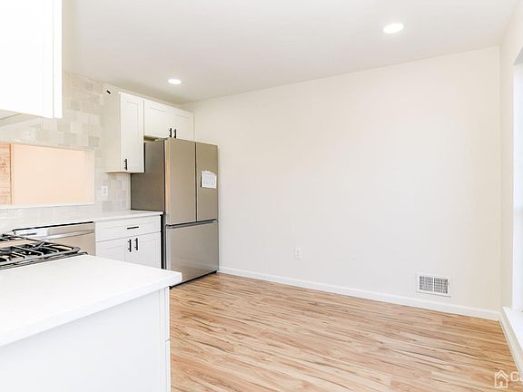 5th image of 355 Bromley Pl
