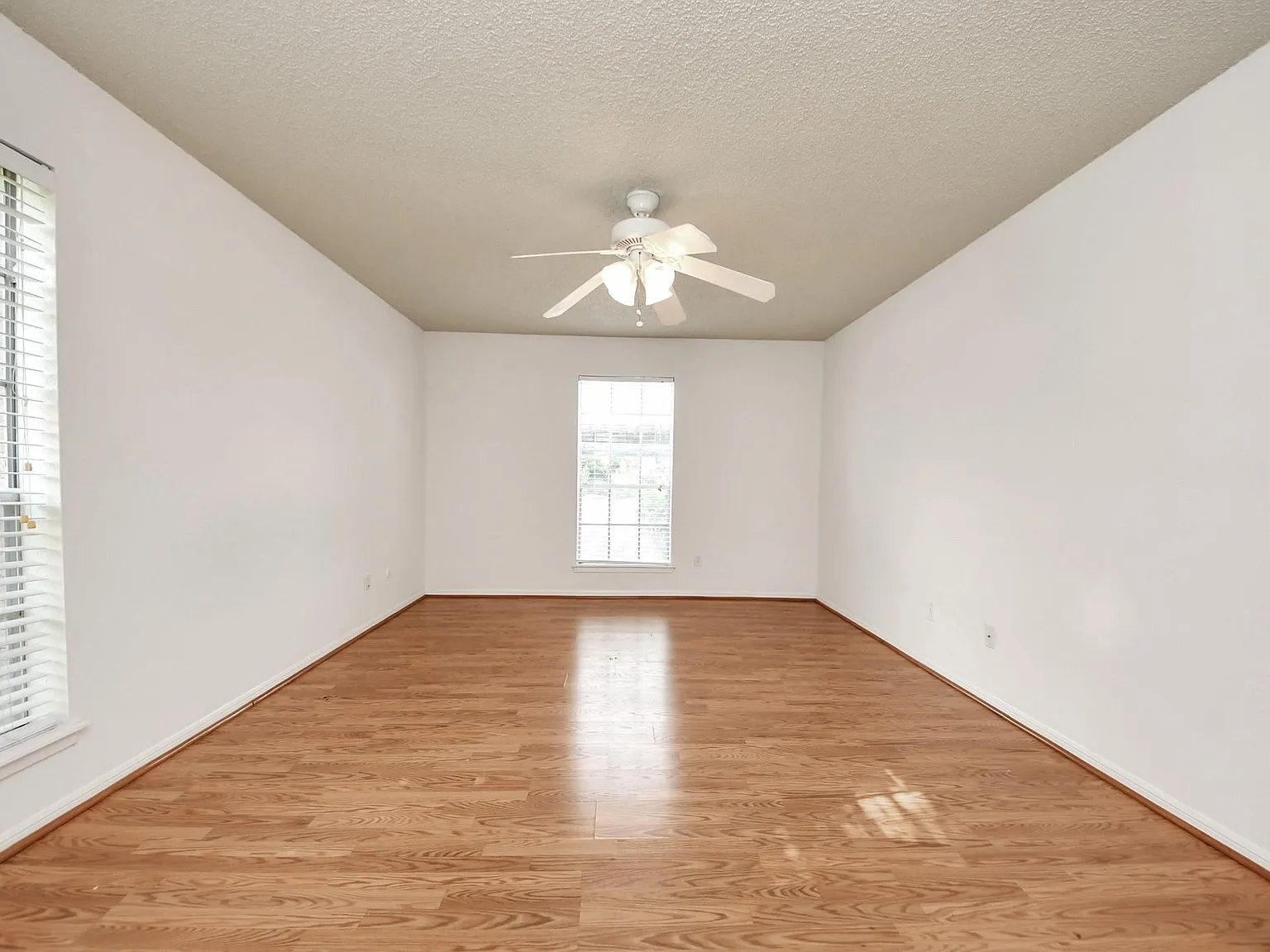 2 bed, 1.0 bath, 964 sqft, $1,300 — Photo 4