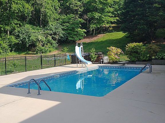 4th image of 204 Redmont Ln